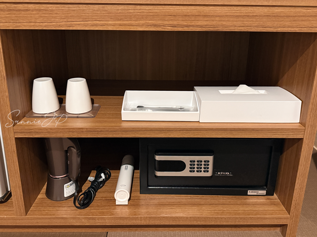 コップや歯ブラシ、ドライヤー、セキュリティボックスなどの備品。箱根ゆとわの基本設備がそろった棚