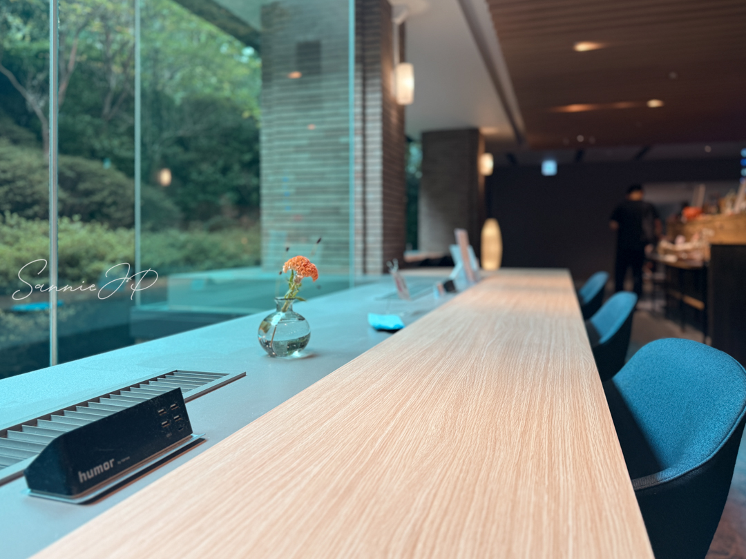 カウンター席（近く）｜木の温もりを感じる快適なカウンタースペース