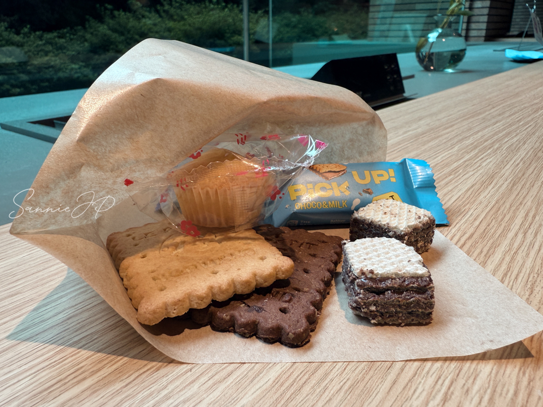 窓際席でお菓子を楽しむ｜一人旅でもほっとする甘い時間を過ごせる窓際の景色