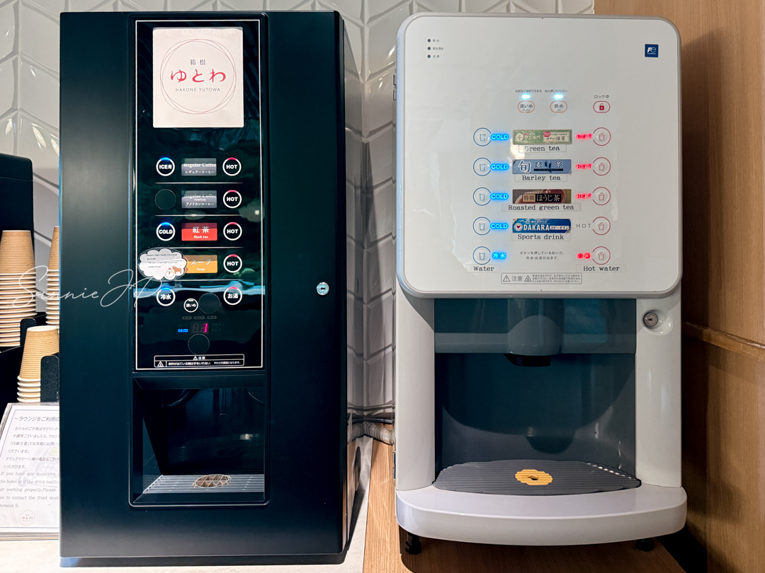 ドリンクサーバー全体｜種類豊富なドリンクが並ぶラウンジの中心設備