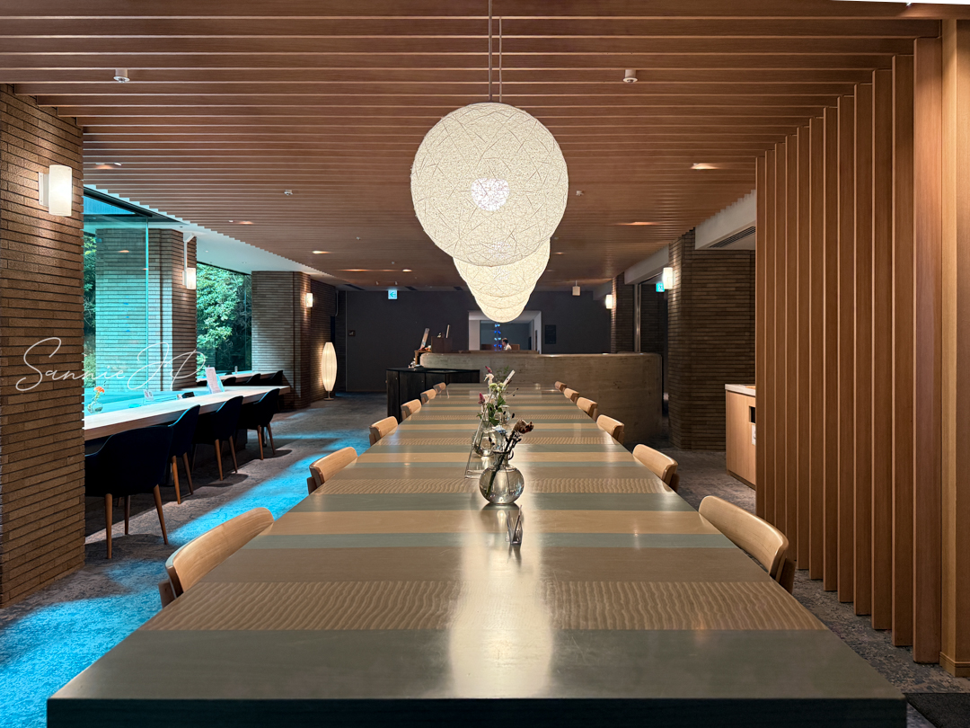 センターテーブル（正面）｜洗練されたデザインが印象的な大きなテーブル