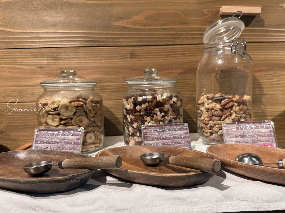 ライブラリーラウンジの食べ放題お菓子コーナー。箱根ゆとわひとり旅の小さなお楽しみ