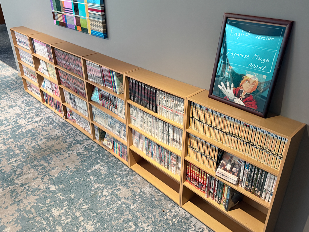 漫画棚｜英語版も揃う多彩な漫画が旅の時間を豊かにしてくれる