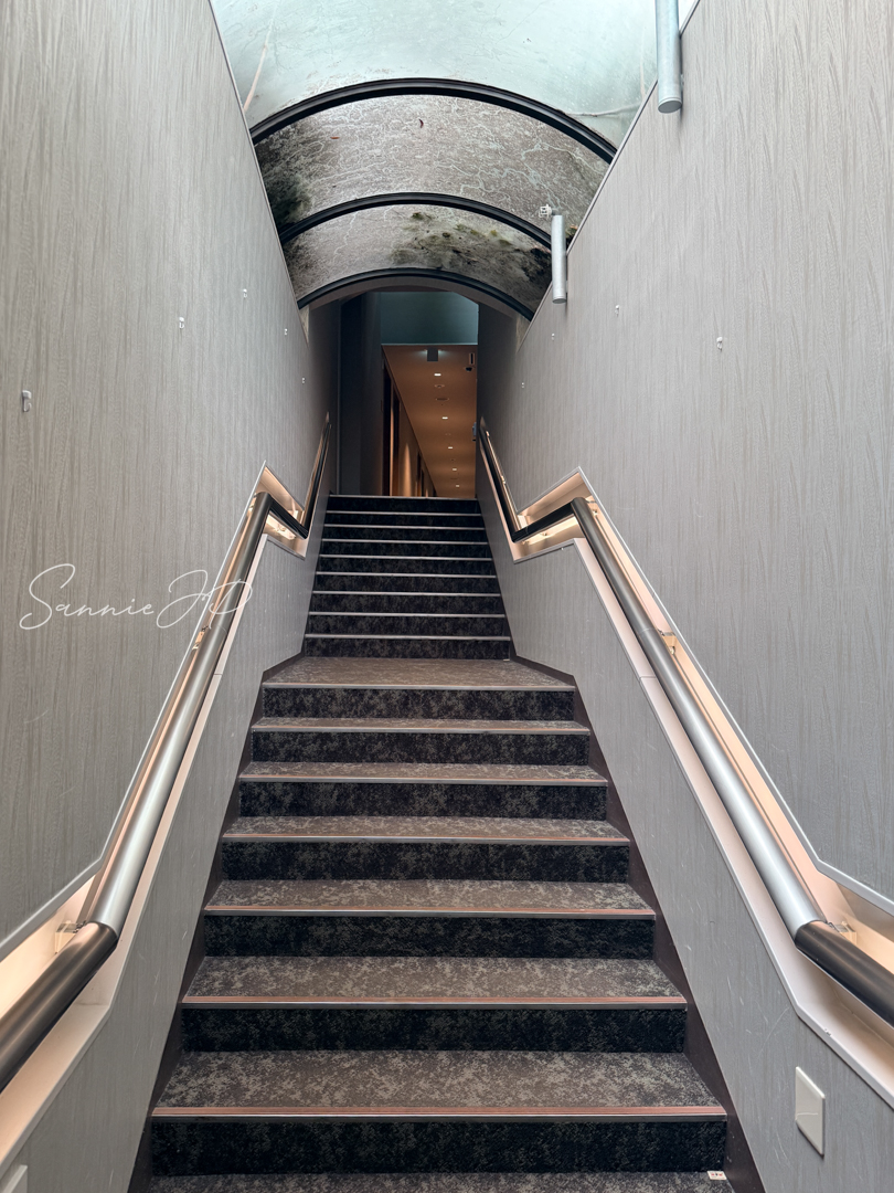 天窓から自然光が差し込む階段。箱根ゆとわでひとり旅でも歩きやすい明るい共有スペース