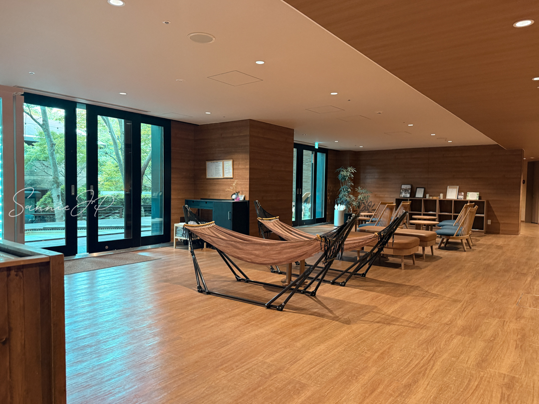 リラックススペース全体｜湯上がりにくつろげるハンモックや椅子が並ぶ