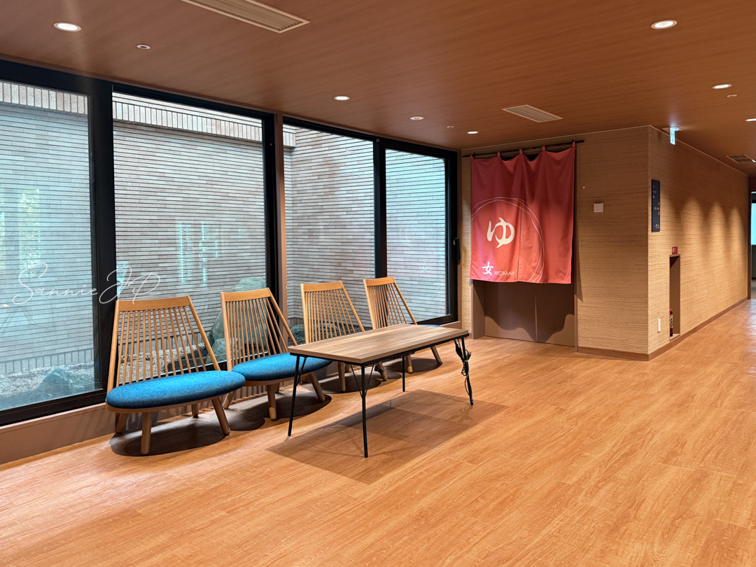 女湯入口｜静かな雰囲気の大浴場入口、清潔感のある造り