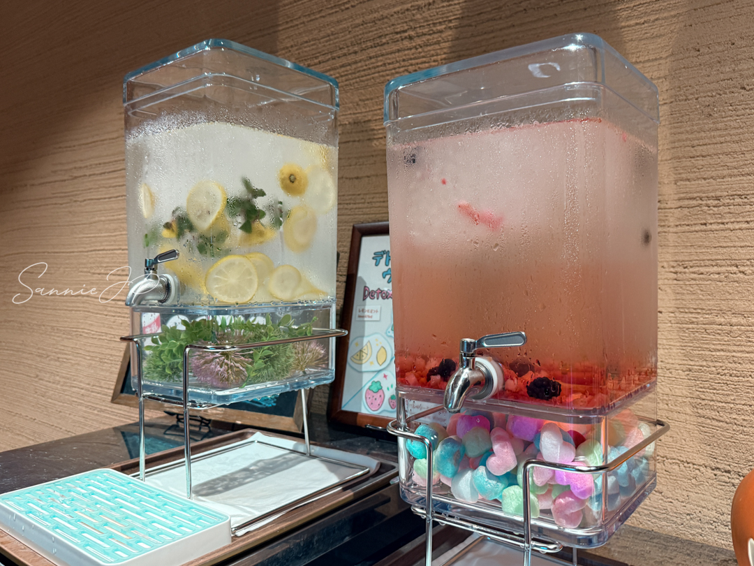 デトックスウォーター｜カラフルなフルーツが浮かぶおしゃれなドリンク