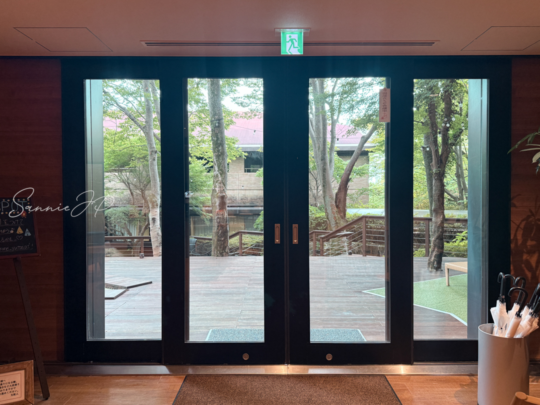 スパラウンジからテラスへ｜館内からそのまま外に出られる便利な導線