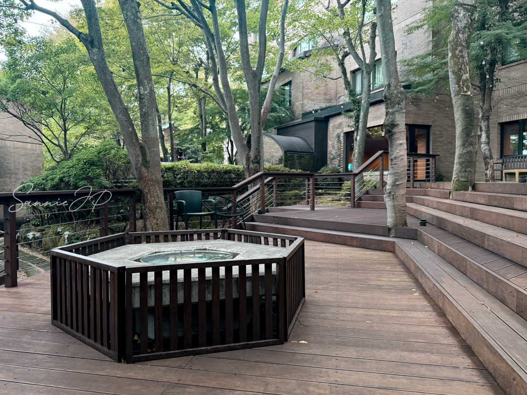 焚き火台（全体）｜迫力ある焚き火台がテラスの中心に輝く