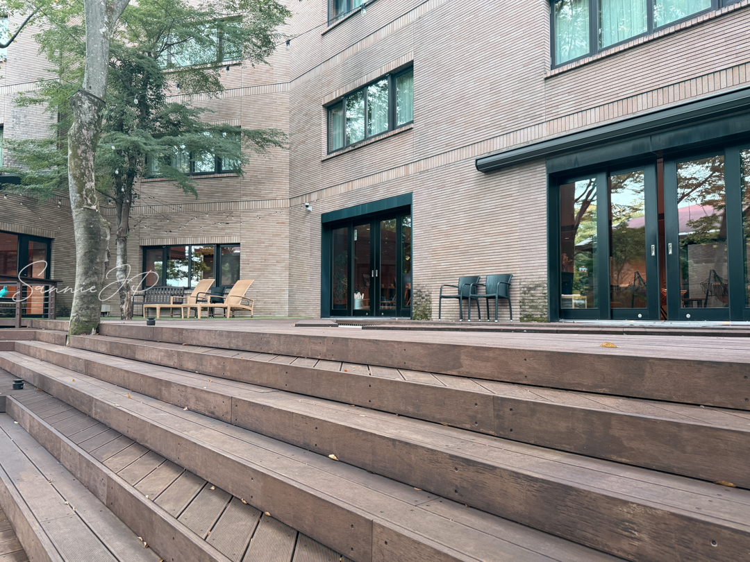 日中のテラスエリア。箱根ゆとわで足湯や焚き火を楽しめる開放的な屋外スペース