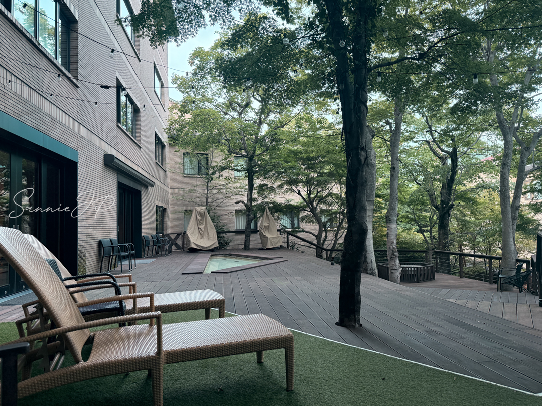 テラス全体｜自然に囲まれた開放感あるテラスで深呼吸したくなる