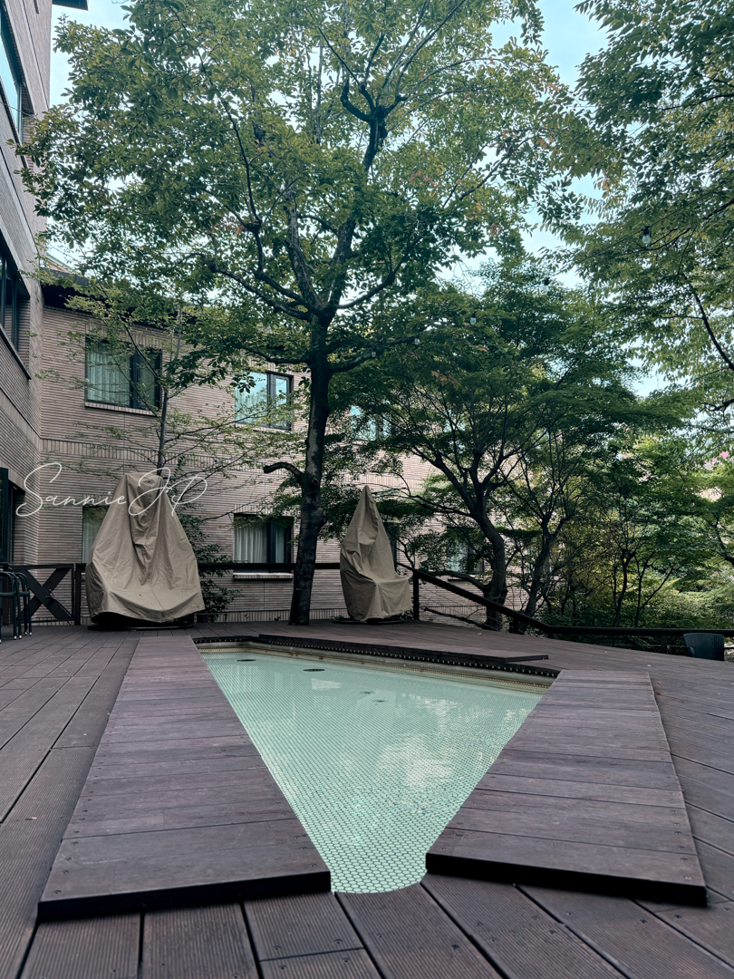 足湯エリアの椅子｜個性的なデザインチェアが並ぶテラスの憩いスポット