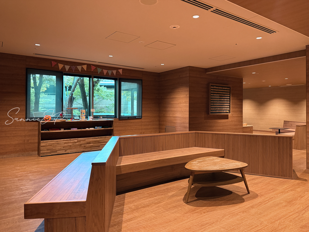 キッズエリア｜おもちゃが並ぶ可愛らしいスペースで子どもも笑顔