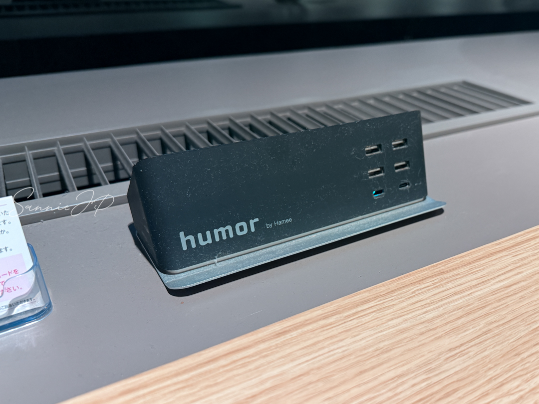 カウンター席の充電ハブ｜USBやType-C対応で便利なワークスペース