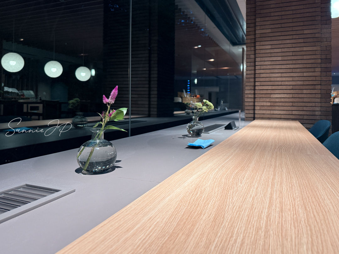 カウンター席（夜・近く）｜夜はライトが柔らかく灯り、上質なひとり時間に