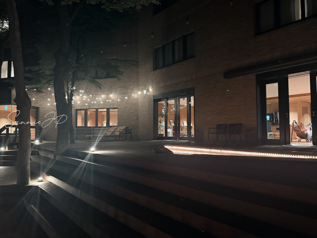 夜のテラスエリア。ライトアップされた箱根ゆとわの足湯テラスで過ごす静かな時間