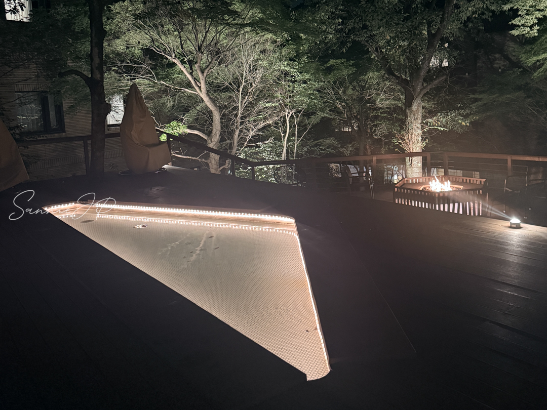 足湯ライトアップ｜夜は優しい灯りに包まれる幻想的な足湯空間