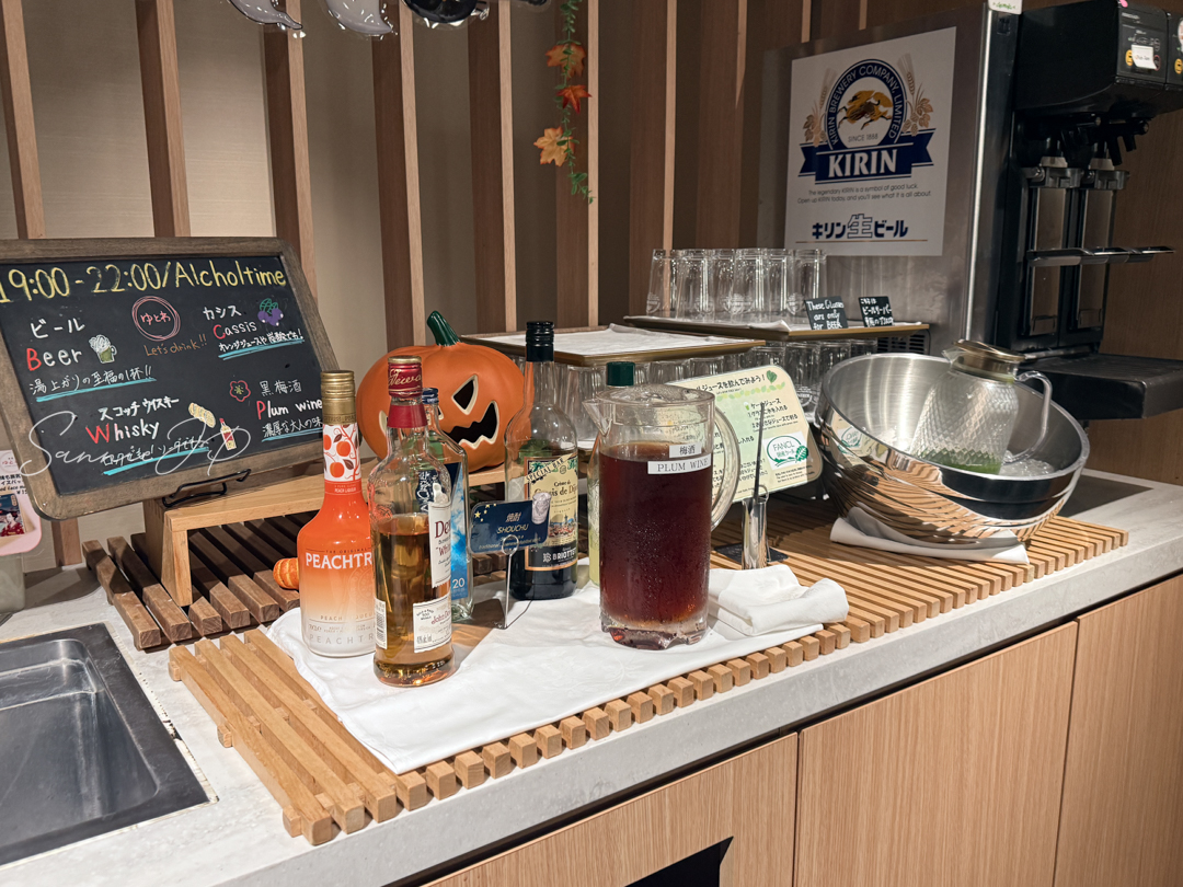 カクテル作り｜自分で配合を楽しめるカクテルブース