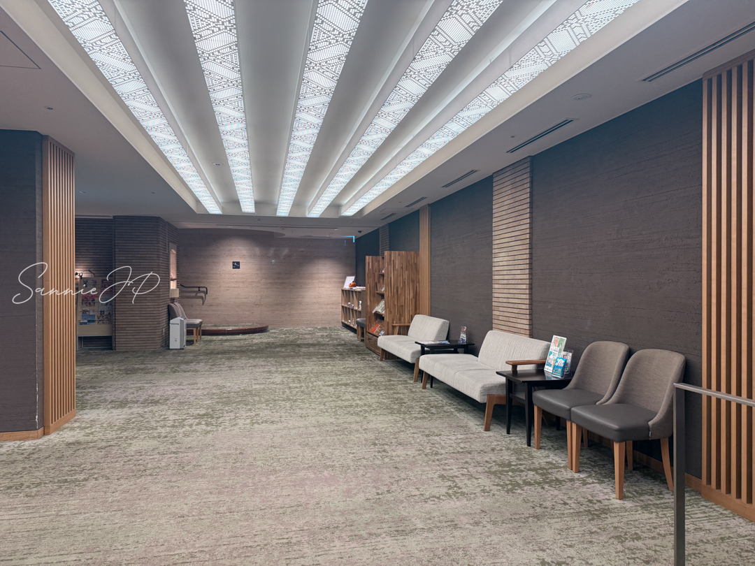 ロビー（入口側から）｜広々としたロビーで一人旅のチェックインを迎える心地よさ