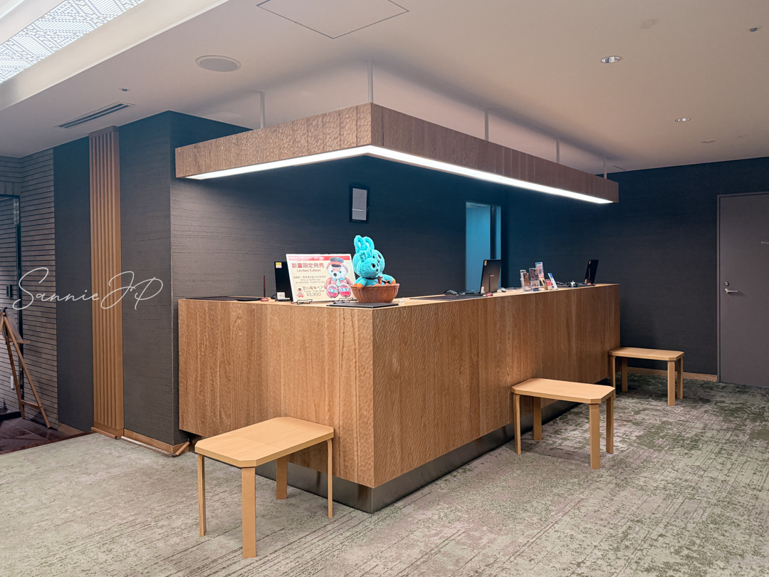 フロントの写真｜笑顔で対応してくれるスタッフに安心感を覚えるフロント風景