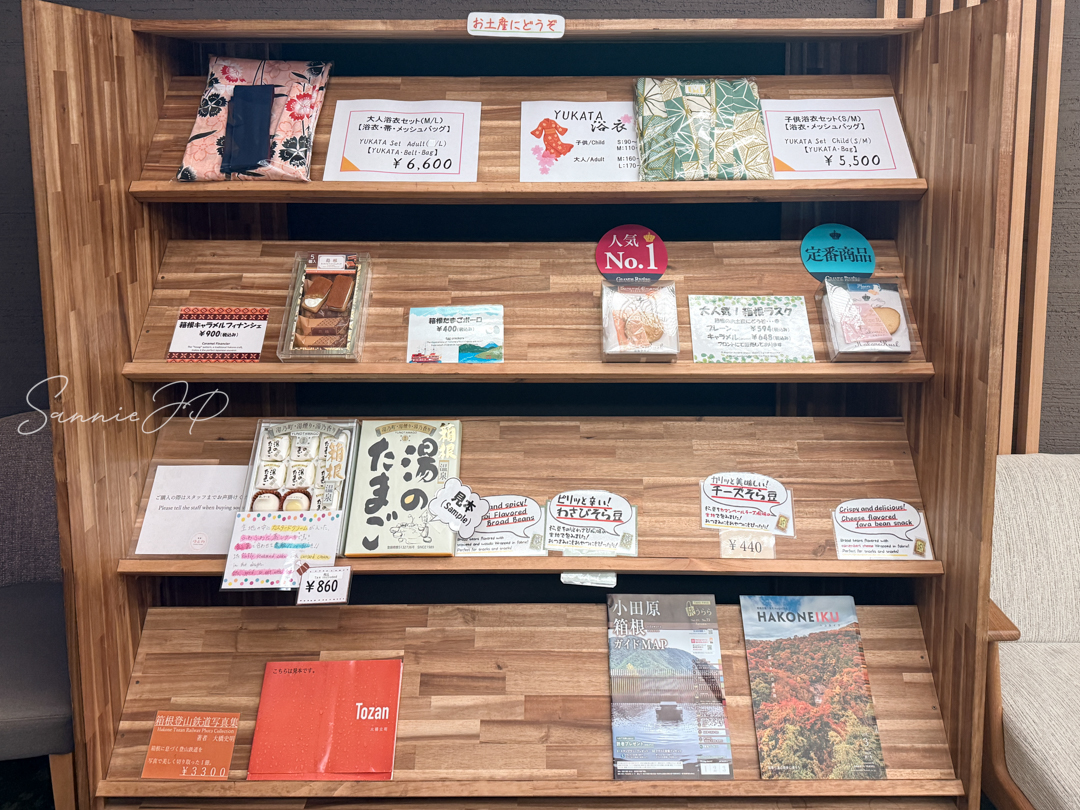 おみやげのサンプル展示｜旅の記念やお土産にぴったりなアイテムが並ぶロビー