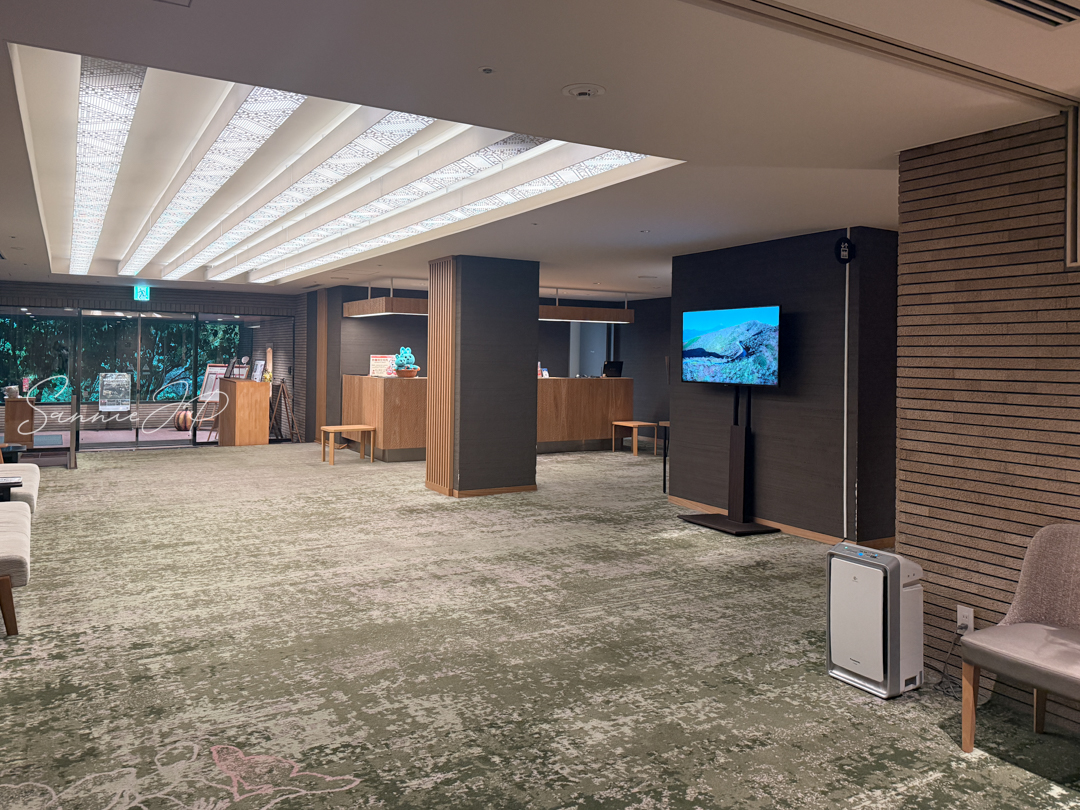 ロビー（奥から入口方向）｜柔らかな照明と落ち着いた空間が迎える癒しのロビー