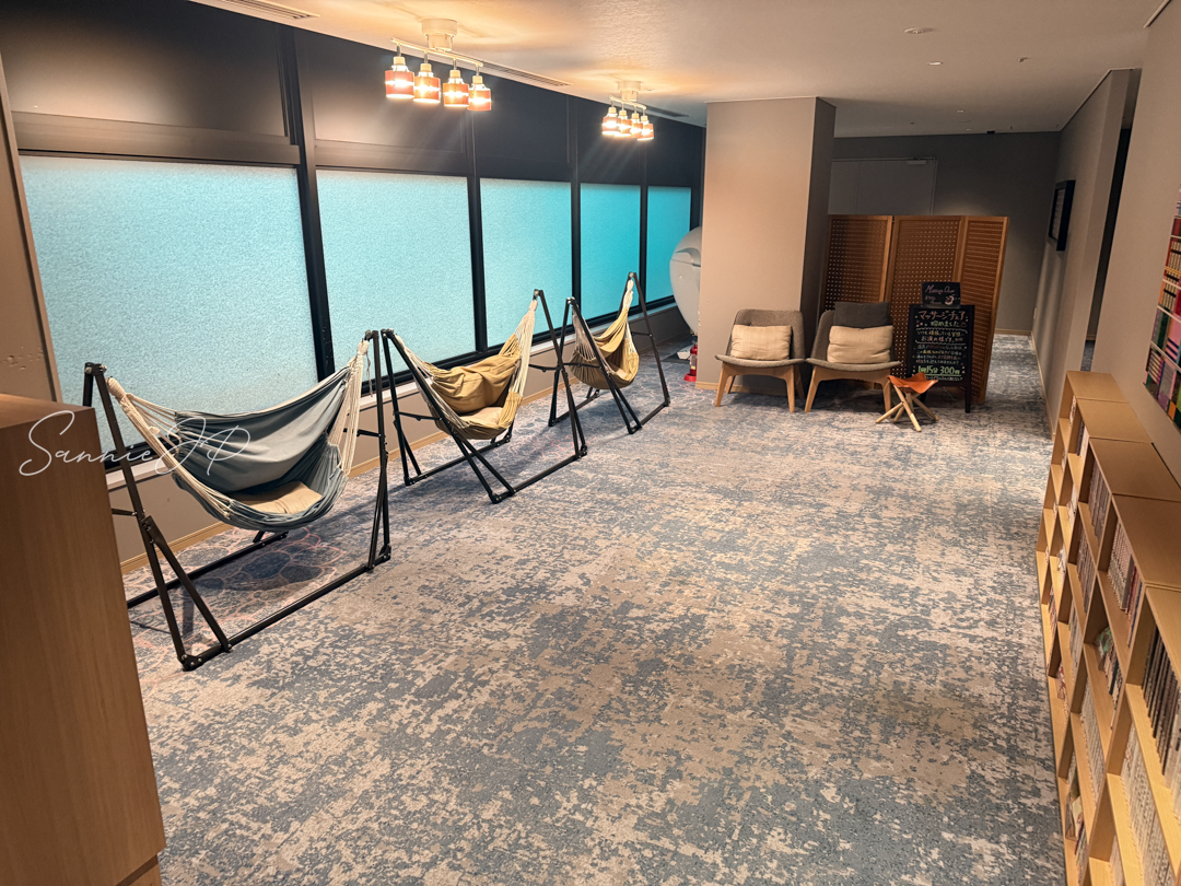 ハンモックに座って読む｜ゆらゆらと揺れながら漫画を楽しむ至福の時間