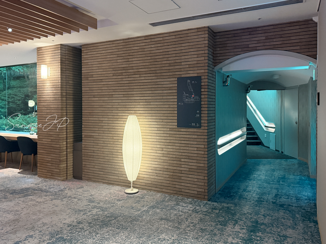 ライブラリーラウンジから客室エリアへ続く通路。箱根ゆとわの落ち着いた館内動線