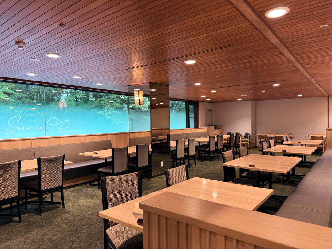 広々としたレストランの座席エリア。箱根ゆとわ朝食会場でひとりでも座りやすい雰囲気