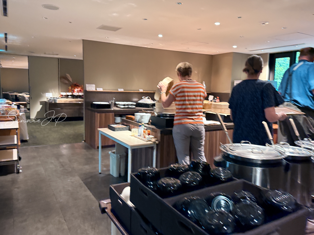 2つのゾーンに分かれたビュッフェエリア。箱根ゆとわの朝食コーナー全体が見える構図