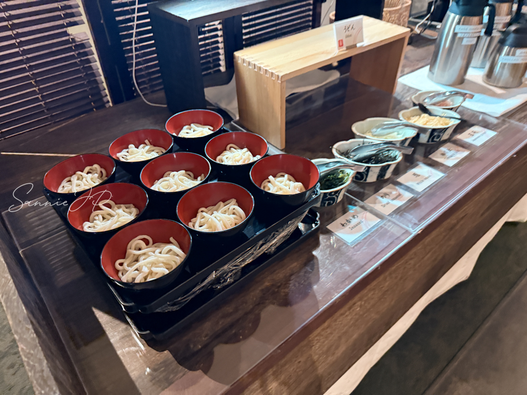 自分でトッピングできるうどんコーナー。箱根ゆとわ朝食ビュッフェのアレンジメニュー