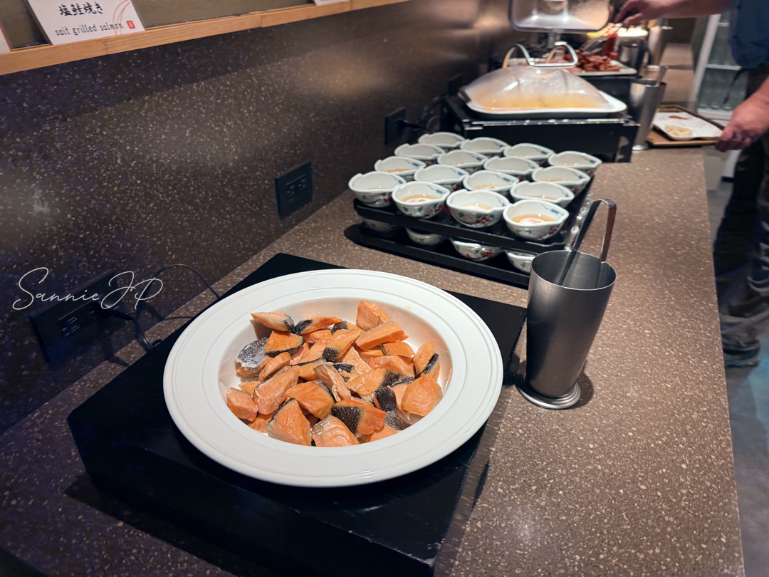 鮭や温泉卵など和食中心の朝食メニュー。箱根ゆとわらしい温泉地の定番ラインナップ