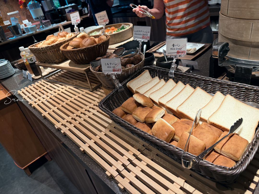 複数種類のパンが並ぶパンコーナー。箱根ゆとわ朝食でパン派も満足できるラインナップ