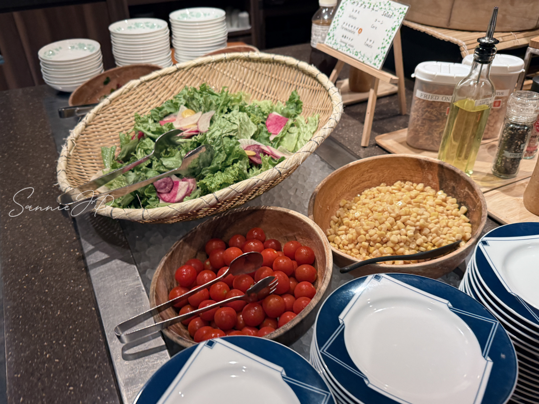 サラダバーに並ぶ生野菜。箱根ゆとわ朝食で野菜もしっかり食べたいひとり旅に