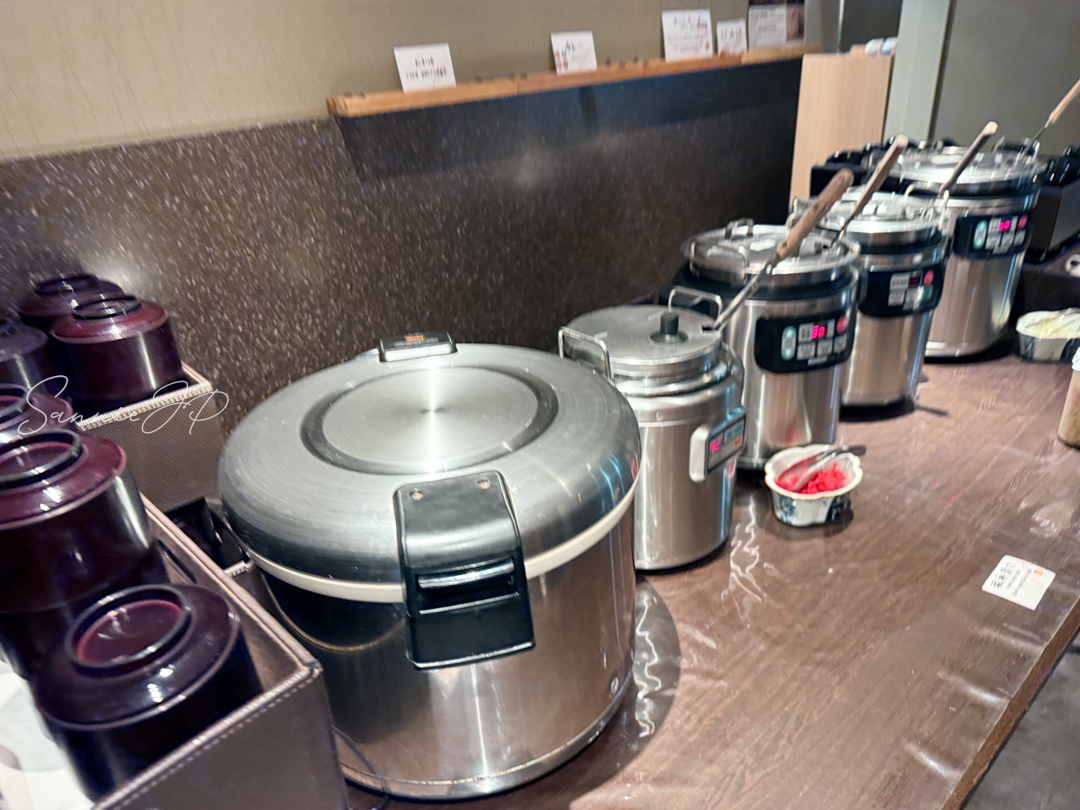 ご飯と味噌汁のコーナー。箱根ゆとわ朝食ビュッフェでほっとできる和食ベースのライン