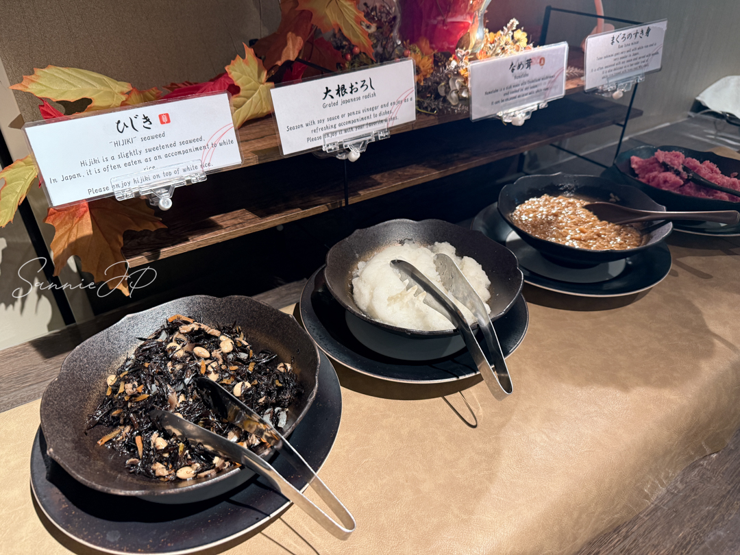 副菜が並ぶエリア。ひじきや大根おろしなど箱根ゆとわ朝食のメニュー