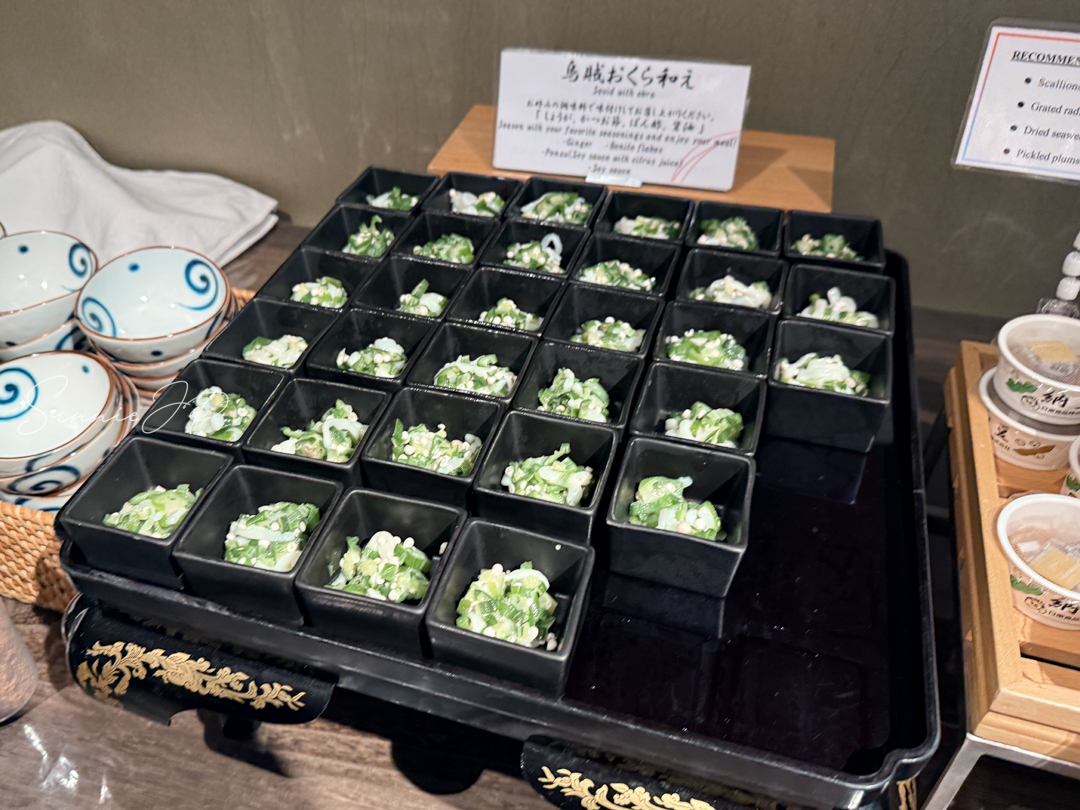 イカのおくら和えのトレー。箱根ゆとわ朝食ビュッフェで見つけた少し珍しい一品