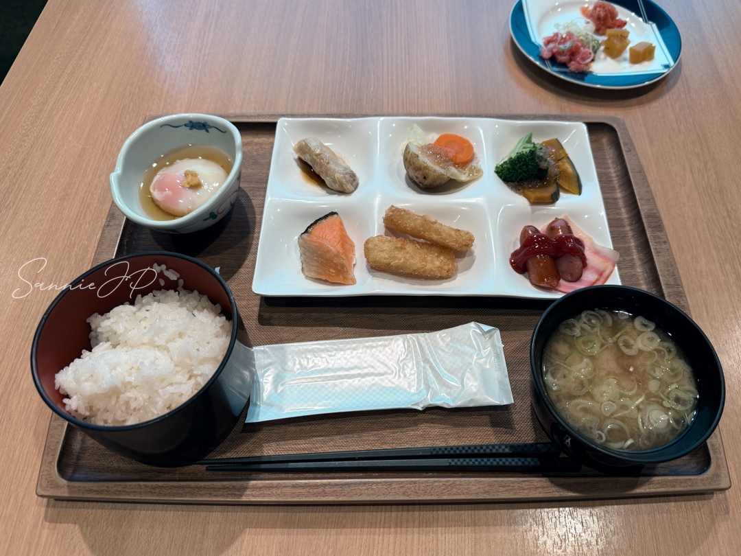 自分で盛り付けた朝食プレート。箱根ゆとわで女性ひとり旅が選んだ和洋ミックスの朝ごはん