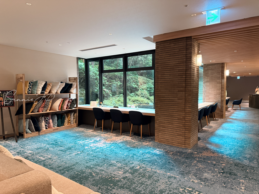 クッション棚（遠目）｜色とりどりのクッションが並ぶ遊び心あるインテリア