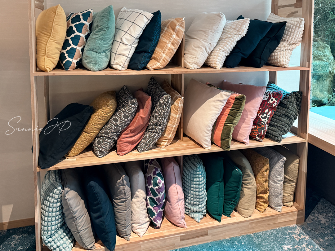 クッション棚（アップ）｜選ぶ楽しみがあるカラフルなクッションたち