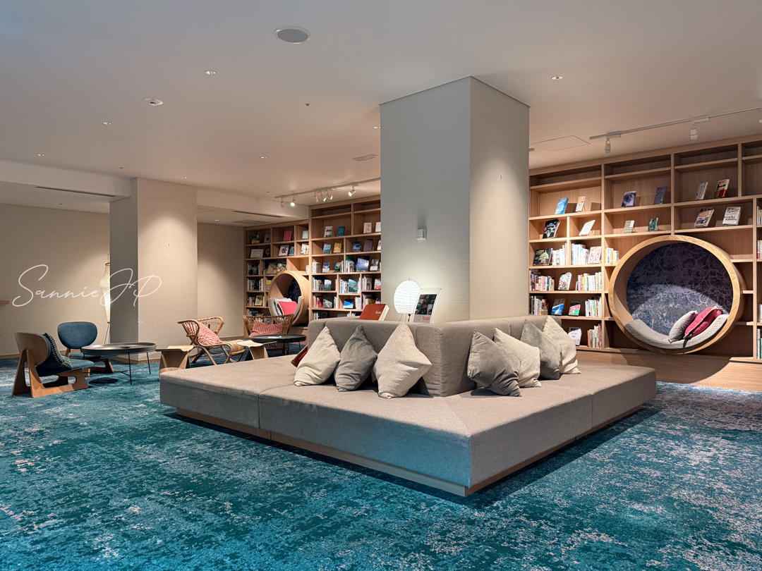 ソファでリラックス｜読書や会話に最適な落ち着いたソファ席