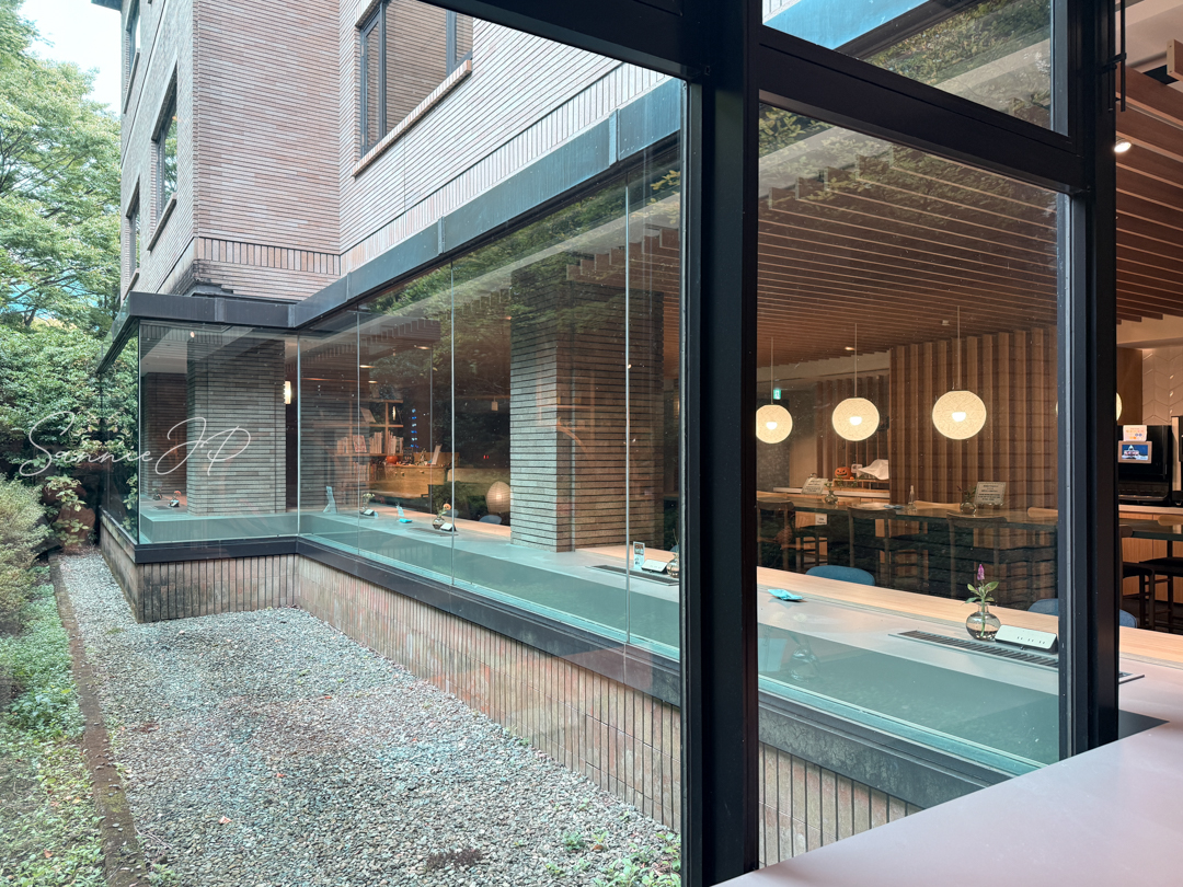 窓際カウンター席（全体）｜読書や作業にぴったりな静かな窓際席