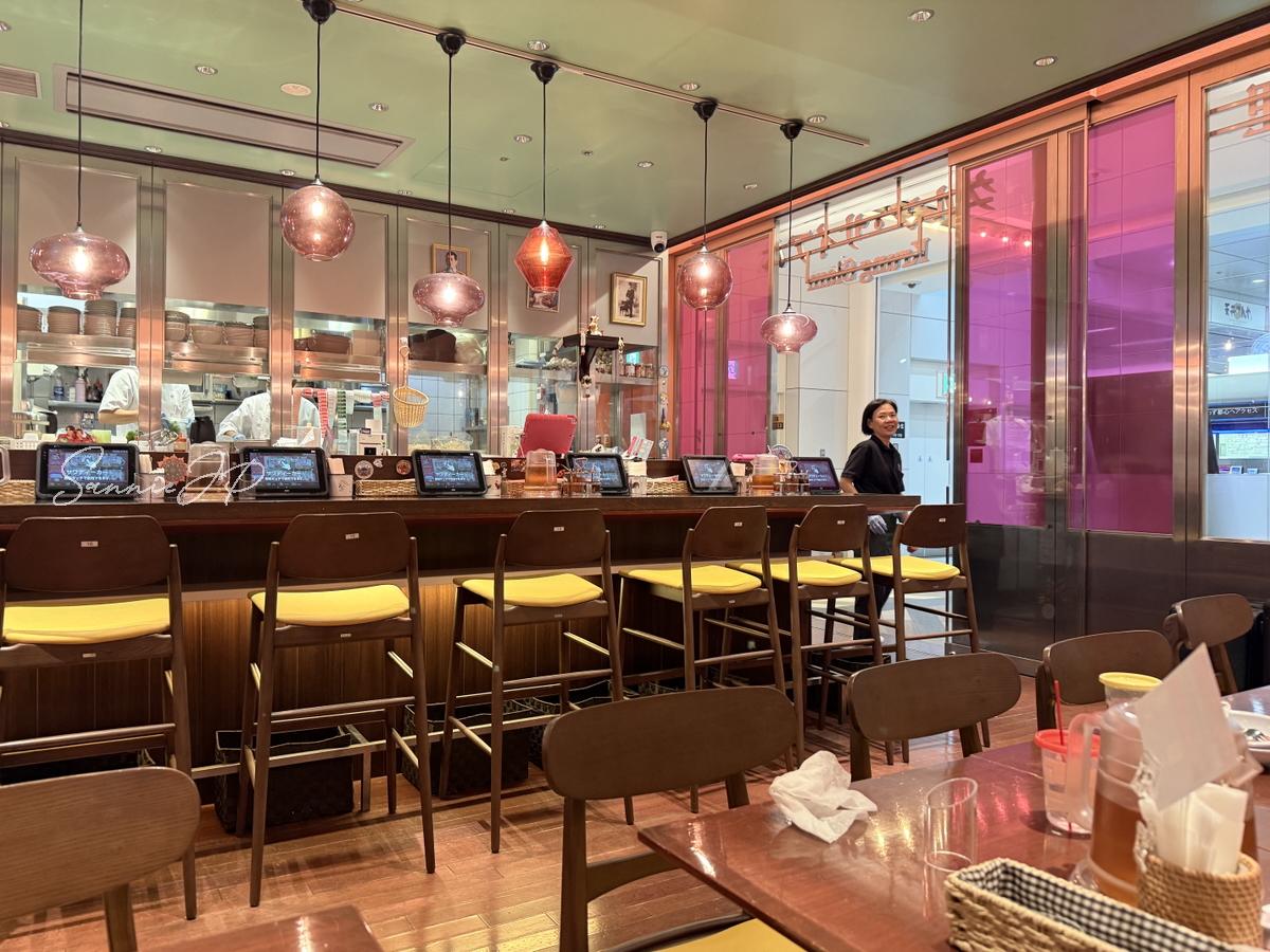 羽田空港でゆったりタイ料理を楽しめるカウンター席。ひとりでも落ち着いて過ごせる雰囲気。