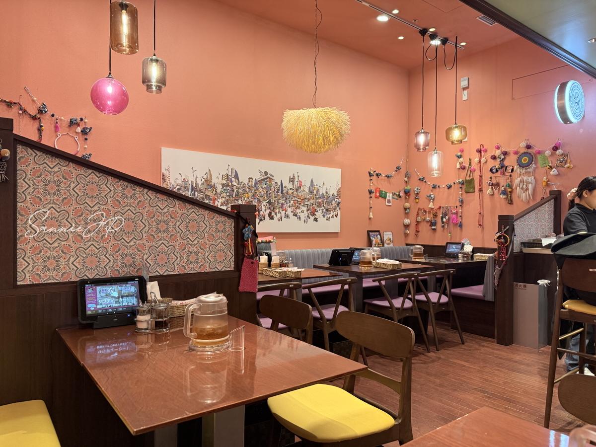 羽田空港グルメをゆったり味わえるソファ席。店内を眺めるとおしゃれなタイの空気感が広がる心地よさ。