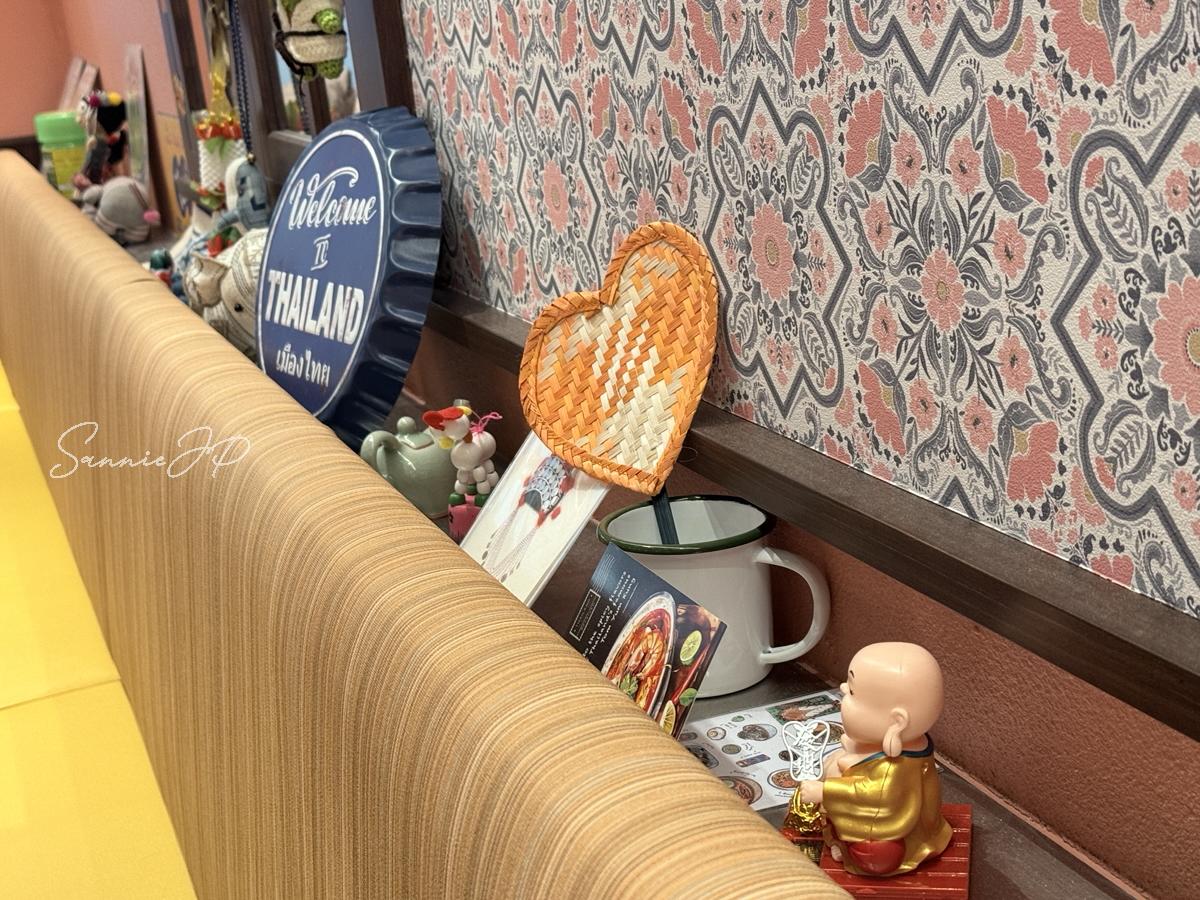 羽田空港のタイ料理店らしい雑貨が並ぶソファ席。座るだけで気持ちが楽しくなる空間。