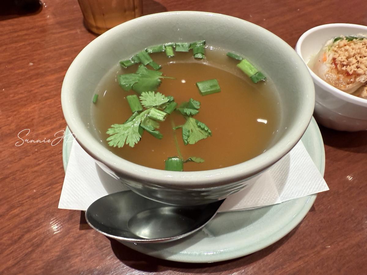 羽田空港のタイ料理セットの酸味と辛味が特徴のスープ。好みが分かれそうな個性ある味わい。