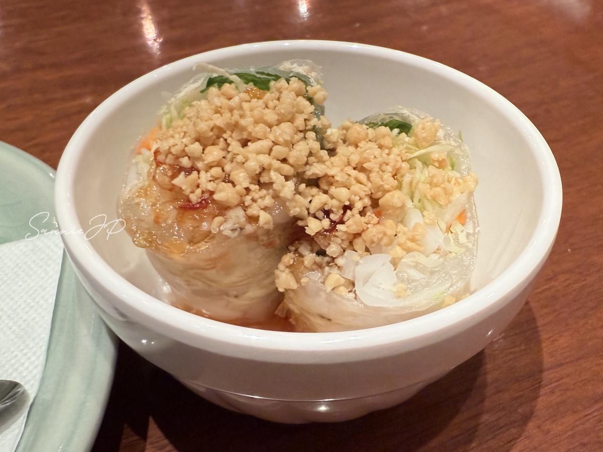 羽田空港で出会えるタイ料理の生春巻き。ピーナッツの香ばしさと新鮮野菜が嬉しいバランス。