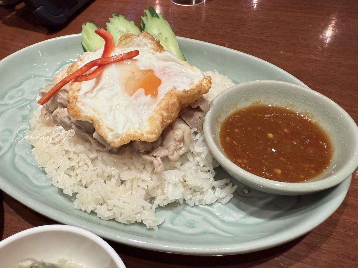 羽田空港で味わう本格タイ料理カオマンガイ。濃厚ソースが食欲を刺激して嬉しい気持ちになる一皿。