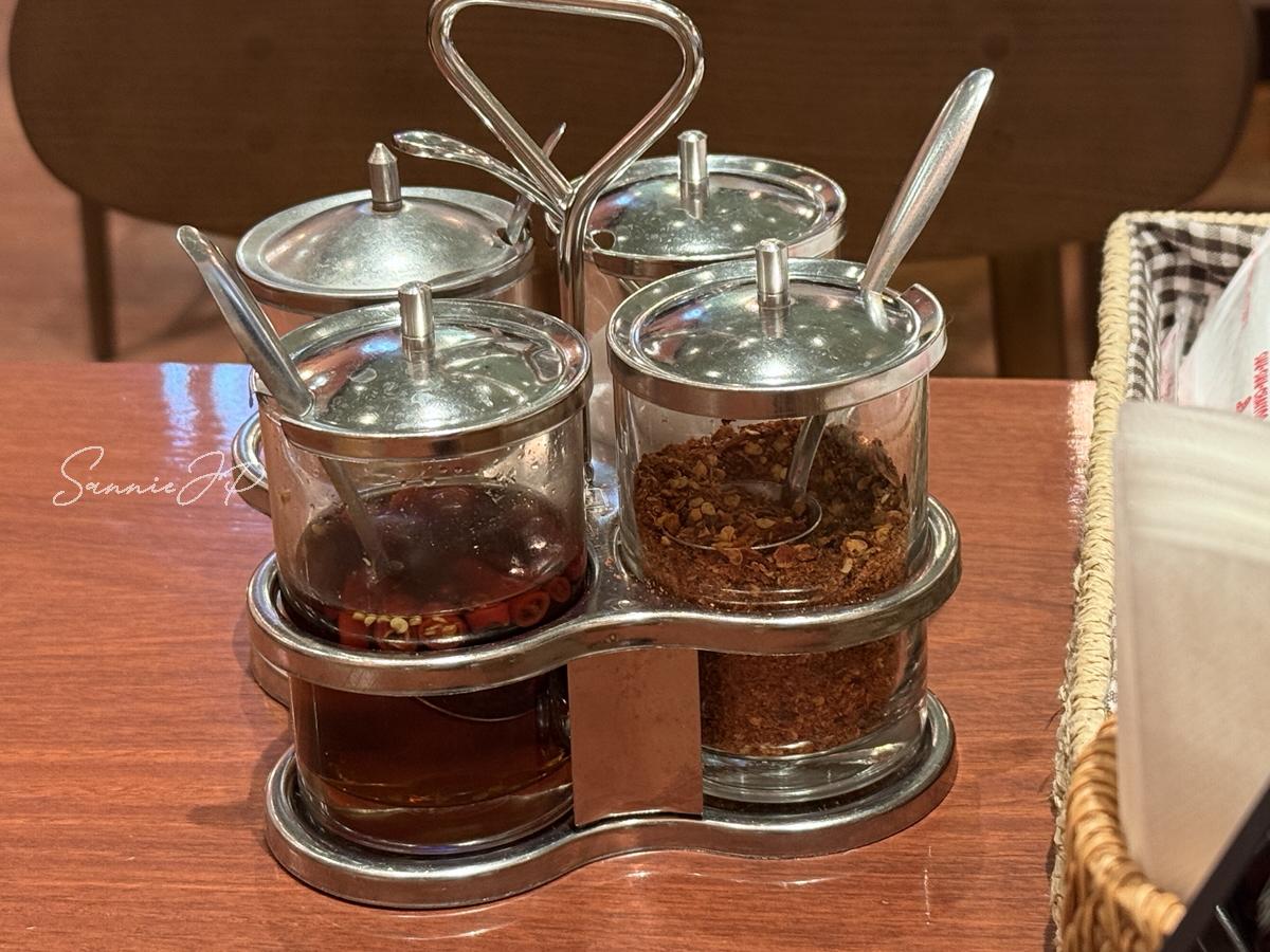 羽田空港のタイ料理店で見かける4種の調味料セット。自分好みの味に仕上げる楽しさが広がる。