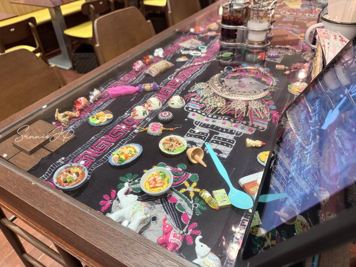 羽田空港クルン・サイアムのガラステーブルに飾られた雑貨。思わず立ち止まりたくなるかわいさ。